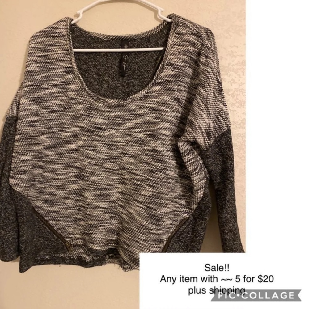 ~~ Jessica Simpson Sweater size M